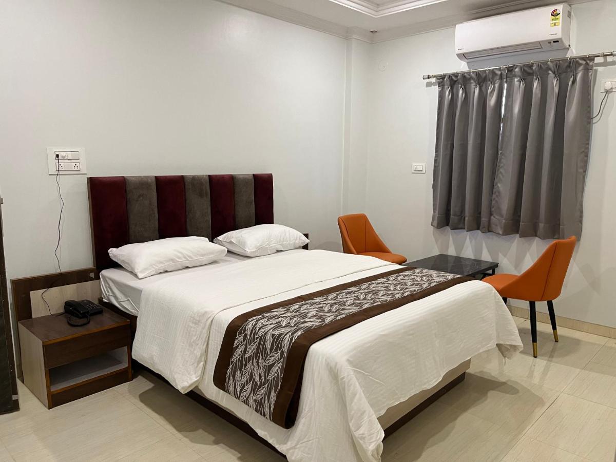 Hotel Jeet Paradise Phaltan Екстер'єр фото