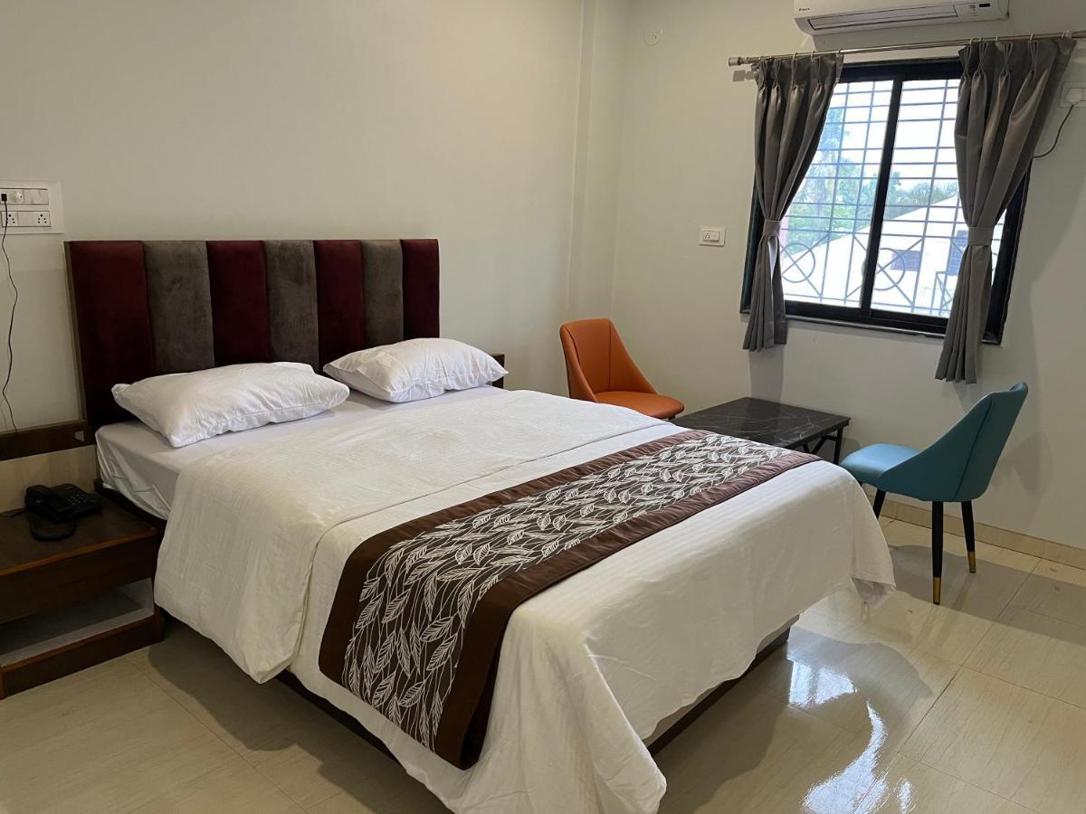 Hotel Jeet Paradise Phaltan Екстер'єр фото